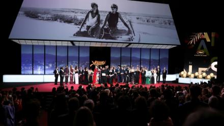 Les lauréats du festival de Cannes sur scène à la fin de la cérémonie de clôture le 23 mai 2026