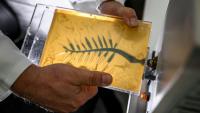Un artisan injecte de la cire bleue dans un moule en caoutchouc lors d'une démonstration sur la fabrication de la Palme d'or de Cannes, le 21 avril 2026, dans un atelier de la maison Chopard à Meyrin, près de Genève 