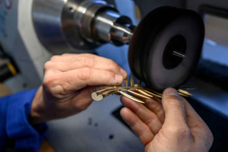 Un artisan procède au meulage d'une Palme d'or, le 21 avril 2026, dans un atelier de la maison Chopard à Meyrin, près de Genève 