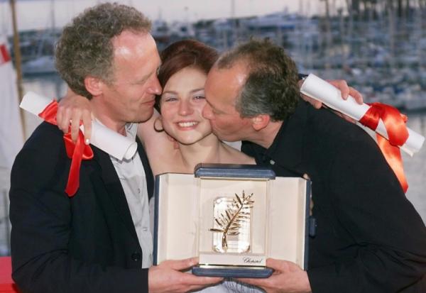 Les frères Luc (d) et Jean-Pierre Dardenne posent avec la comédienne Emilie Dequenne pour la Palme d'or du 52e Festival de Cannes, avec le film "Rosetta", le 23 mai 1999