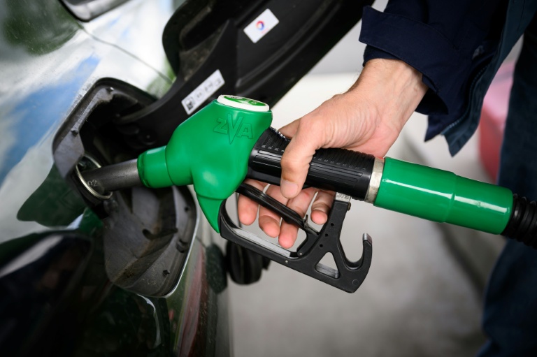 Carburant: le gouvernement appelle les distributeurs à baisser les prix