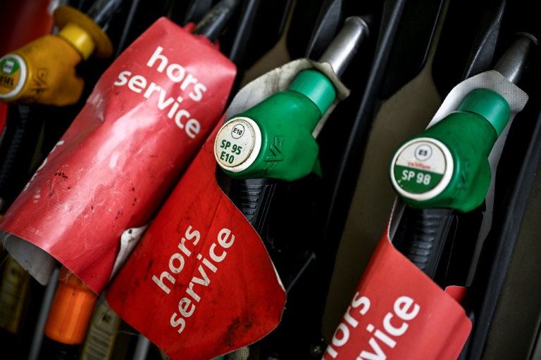 Une station-service en rupture de carburants à Paris, le 2 avril 2026