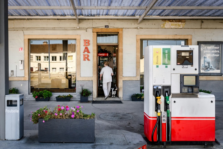 Un client rentre dans une station-service indépendante qui fait aussi bar à Paray-le-Monial, en Saône-et-Loire, le 22 septembre 2026