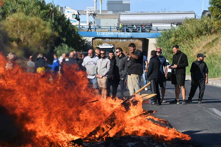 Des pêcheurs bloquent l'accès au dépôt pétrolier de Frontignan près de Sète dans l'Hérault, le 17 septembre 2026