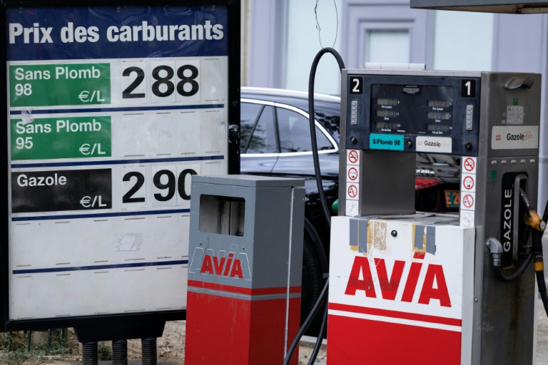 Les prix du carburant affichés dans une station-service Avia à Paris, le 18 septembre 2026
