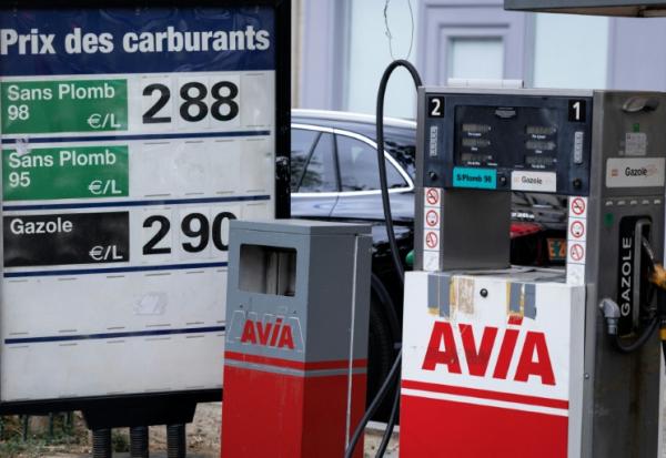 Les prix du carburant affichés dans une station-service Avia à Paris, le 18 septembre 2026