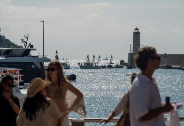 Des bateaux de pêcheurs en colère bloquent le port de Nice, le 17 septembre 2026