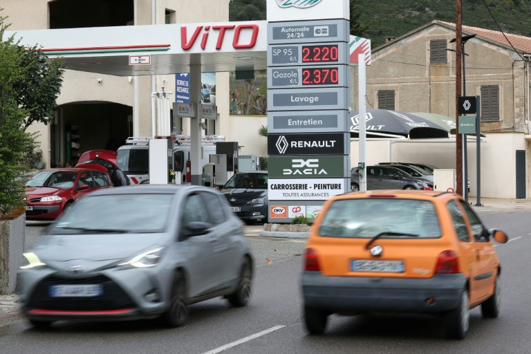 Une station-service affiche les prix des carburants, le 26 mars 2026 à Port-Leccia, en Corse