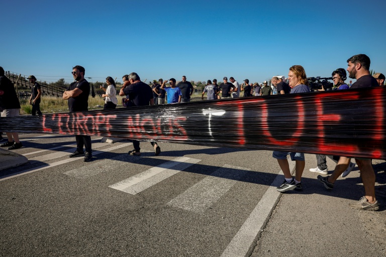 Manifestation de pêcheurs manifestent devant le dépôt pétrolier de Fos-sur-Mer dans les Bouches-du-Rhône le 15 septembre 2026