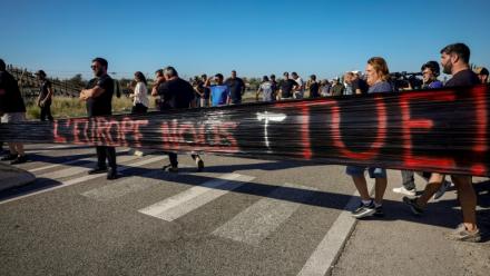 Manifestation de pêcheurs manifestent devant le dépôt pétrolier de Fos-sur-Mer dans les Bouches-du-Rhône le 15 septembre 2026