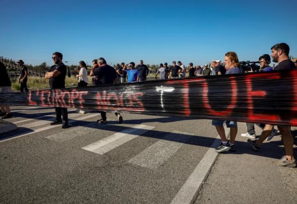 Une cinquantaine de pêcheurs manifestent devant le dépôt pétrolier de Fos-sur-Mer (sud de la France) le 15 septembre 2026