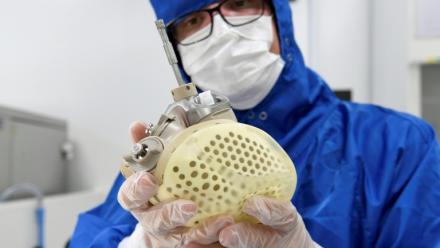 Au siège de l'entreprise Carmat qui fabrique des coeurs artificiels, à Bois-d'Arcy dans les Yvelines, le 29 août 2018