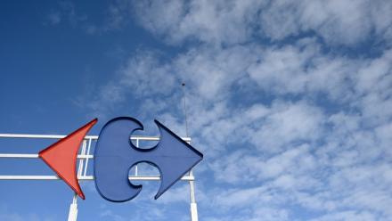 Logo Carrefour, à Rennes, le 25 février 2021. 