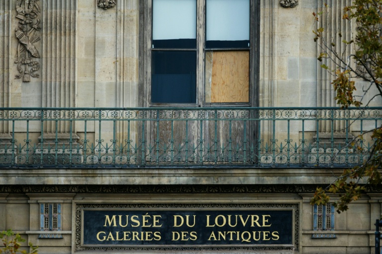 La fenêtre du musée du Louvre par laquelle des cambrioleurs sont entrés pour voler des bijoux, le 20 octobre 2025 à Paris