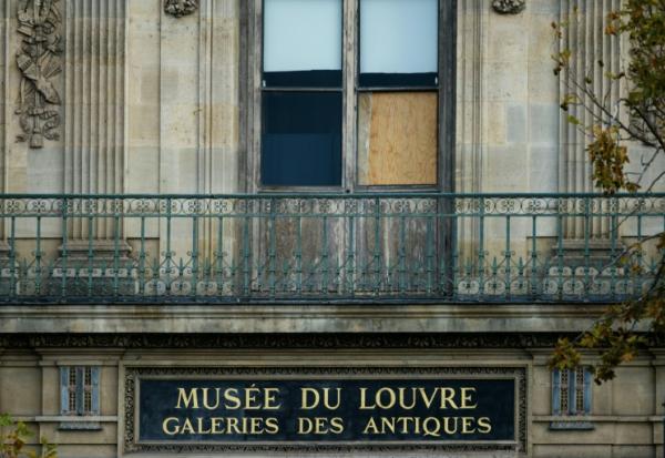 La fenêtre du musée du Louvre par laquelle des cambrioleurs sont entrés pour voler des bijoux, le 20 octobre 2025 à Paris