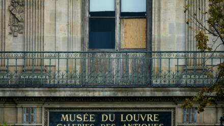 La fenêtre du musée du Louvre par laquelle des cambrioleurs sont entrés pour voler des bijoux, le 20 octobre 2025 à Paris