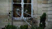 Une échelle enfoncée au travers d'une fenêtre de l'Hôtel de Nesmond, la résidence officielle du préfet de Gironde, à Bordeaux, le 18 octobre 2026
