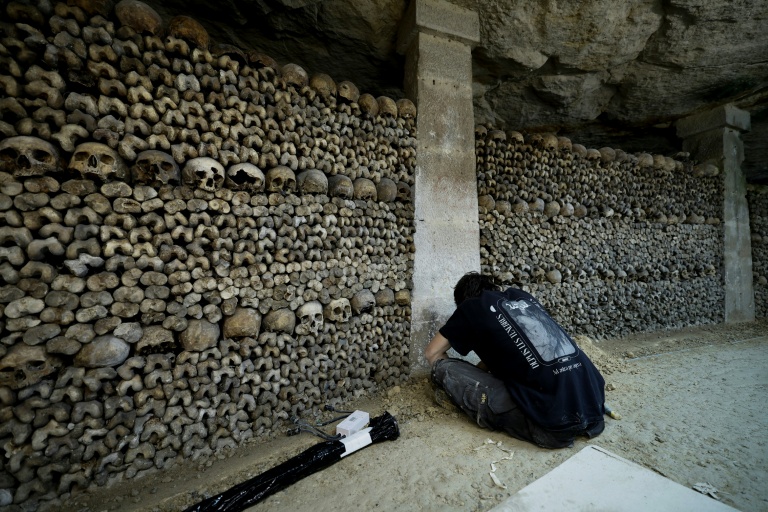 Un électricien travaille sur le chantier de restauration des Catacombes de Paris, le 24 mars 2026