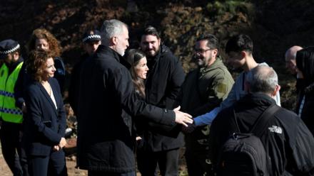 Le roi Felipe VI (2e g) et la reine Letizia d'Espagne, suivis de la vice-première ministre espagnole Maria Jesus Montero, rencontrent des personnes sur le site d'une collision de trains à grande vitesse, à Adamuz, dans le sud de l'Espagne, le 20 janvier 2026