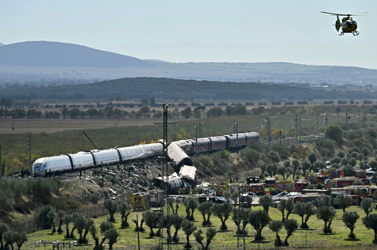 Des équipes de secours mobilisées au lendemain d'une collision entre deux trains à grande vitesse, entre Urda et Los Yebenes, dans la province de Tolède, le 29 octobre 2026 en Espagne