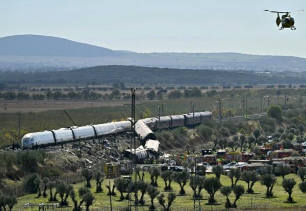 Des équipes de secours mobilisées au lendemain d'une collision entre deux trains à grande vitesse, entre Urda et Los Yebenes, dans la province de Tolède, le 29 octobre 2026 en Espagne