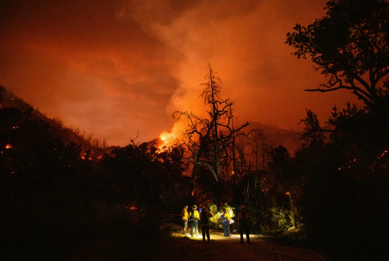 Des pompiers luttent contre les flammes à Calistoga, en Californie, le 21 août 2025