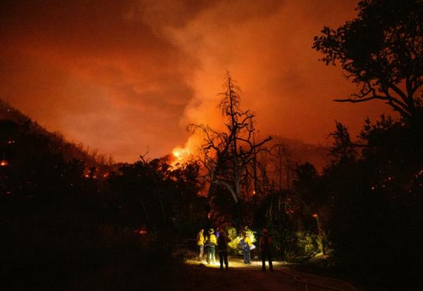 Des pompiers luttent contre les flammes à Calistoga, en Californie, le 21 août 2025