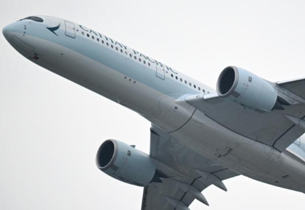 Un avion de la compagnie honkongaise Cathay Pacific juste après son décollage à l'aéroport international de Hong Kong international airport le 11 mars 2026