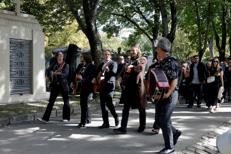 Le musicien Raoul Chichin (4e en partant de la gauche) joue de la musique à son arrivée pour les obsèques de sa mère, Catherine Ringer, au cimetière de Montmartre à Paris, le 19 septembre 2026