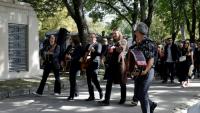 Le musicien Raoul Chichin (4e en partant de la gauche) joue de la musique à son arrivée pour les obsèques de sa mère, Catherine Ringer, au cimetière de Montmartre à Paris, le 19 septembre 2026