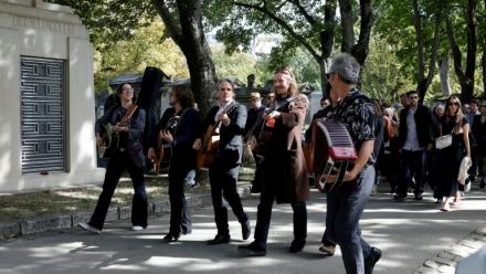 Le musicien Raoul Chichin (4e en partant de la gauche) joue de la musique à son arrivée pour les obsèques de sa mère, Catherine Ringer, au cimetière de Montmartre à Paris, le 19 septembre 2026