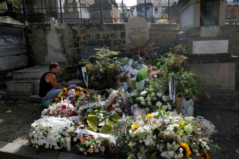 Une personne en deuil près de la tombe de Catherine Ringer, à côté de celle de son défunt compagnon Fred Chichin, à l'issue de ses obsèques au cimetière de Montmartre, à Paris, le 19 septembre 2026