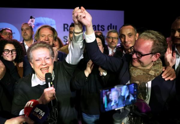Catherine Trautmann (g), candidate du PS à la mairie de Strasbourg, et son allié centriste Pierre Jakubowicz (d) lors d'une soirée électorale à l'issue du 2e tour des municipales à Strasbourg, le 22 mars 2026 dans le Bas-Rhin
