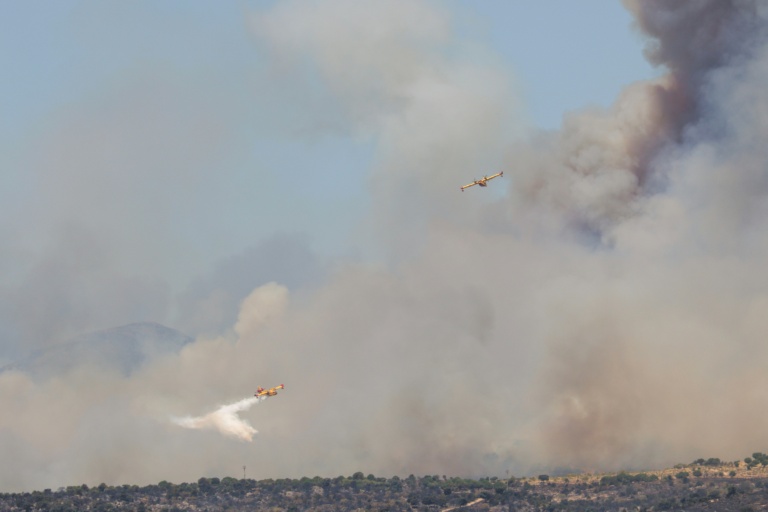 Des avions de lutte contre les incendies Canadair de l'armée de l'air espagnole larguent de l'eau sur un feu de forêt près de San Martín de Valdeiglesias, à l'ouest de Madrid, le 24 juillet 2026.