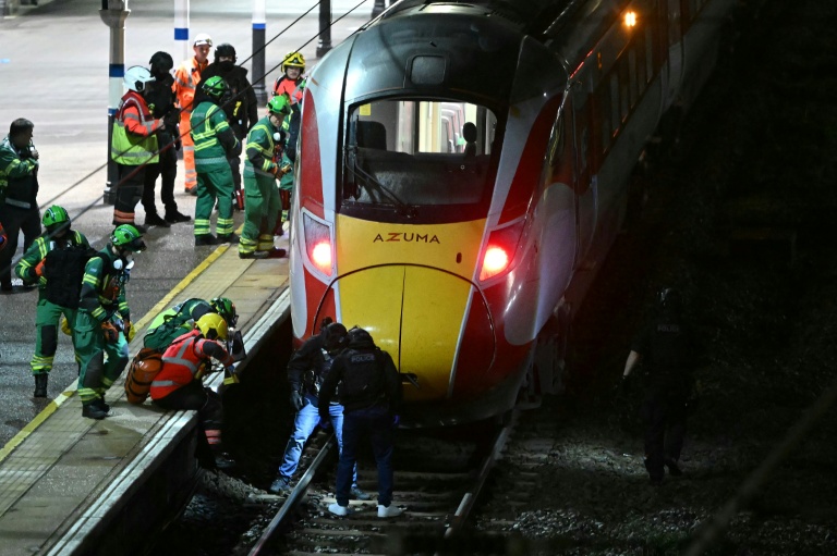 Policiers et secouristes inspectent des voies en gare de Huntingdon après une attaque à l'arme blanche qui a fait au moins 10 blessés dont neuf graves dans un train en direction de Londres, dans l'est de l'Angleterre, le 1er novembre 2025