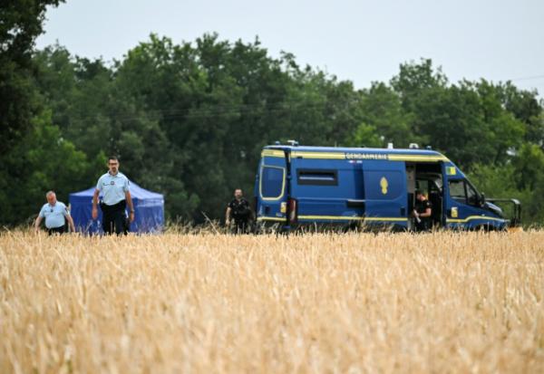 Des gendarmes près du site où sont menées des recherches pour retrouver le corps de Delphine Aussaguel, le 16 juillet 2026 à Villenue-sur-Vère, dans le Tarn