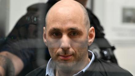 Cédric Jubillar dans la salle d’audience de la cour d’assises du Tarn lors de l’ouverture de son procès pour le meurtre de son épouse, Delphine Jubillar, le 23 septembre 2025 à Albi
