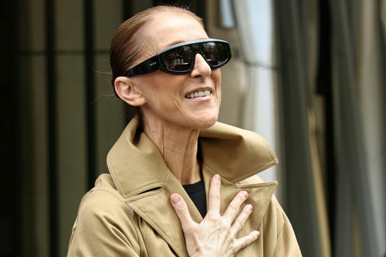 Céline Dion rencontre ses fans en arrivant au palace Le Royal Monceau, à Paris, le 28 août 2026