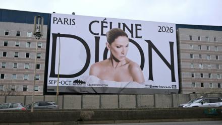 Une affiche annonçant les dates des prochains concerts de la chanteuse canadienne Céline Dion sur la façade d'un hôtel surplombant le boulevard périphérique à la porte de Saint-Ouen, dans le nord de Paris, le 31 mars 2026