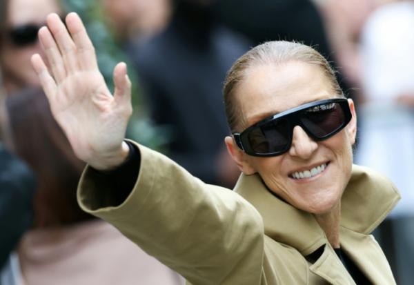 La chanteuse Céline Dion salue ses fans à son arrivée à l'hôtel Le Royal Monceau à Paris, le 28 aôut 2026