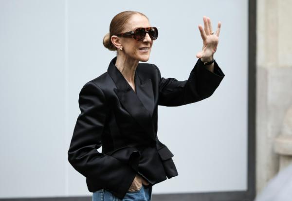 La chanteuse canadienne Céline Dion salue ses fans à sa sortie de l'hôtel Royal Monceau à Paris, le 3 septembre 2026