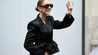 La chanteuse canadienne Céline Dion salue ses fans à sa sortie de l'hôtel Royal Monceau à Paris, le 3 septembre 2026