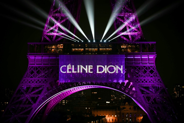 La Tour Eiffel illuminée pour célébrer le 58e anniversaire de la chanteuse canadienne Céline Dion, à Paris, le 30 mars 2026