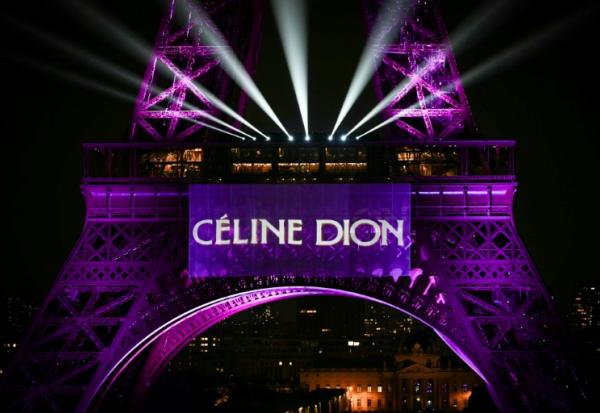 La tour Eiffel illuminée, le 30 mars 2026 à Paris, pour le 58e anniversaire de la chanteuse canadienne Céline Dion qui va faire son retour sur scène