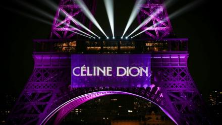 La tour Eiffel illuminée, le 30 mars 2026 à Paris, pour le 58e anniversaire de la chanteuse canadienne Céline Dion qui va faire son retour sur scène
