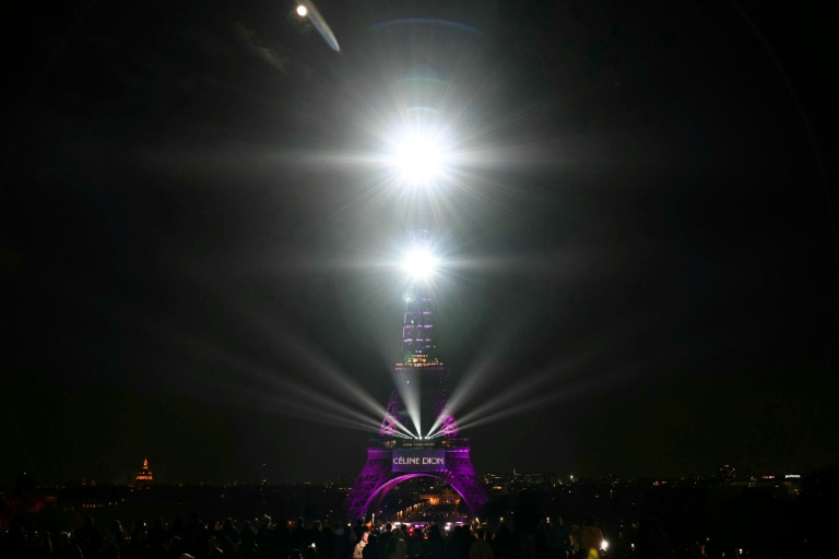 La tour Eiffel illuminée à Paris pour le 58e anniversaire de la chanteuse Céline Dion, le 30 mars 2026 à Paris