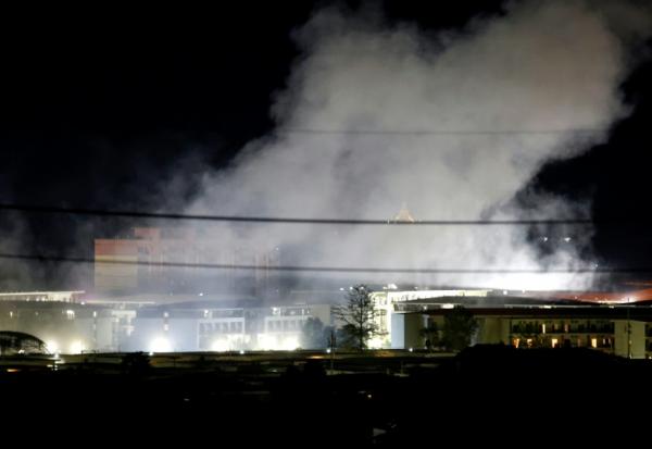 De la fumée au-dessus de bâtiments après une explosion au complexe de KK Park, dans l'est de la Birmanie, vue depuis le district de Mae Sot, dans la province de Tak en Thaïlande, le 24 octobre 2025