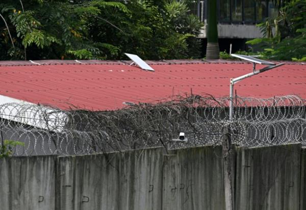 Ce qui semble être une antenne parabolique Starlink sur le toit d'un bâtiment du complexe KK Park, en Birmanie, le 17 septembre 2025