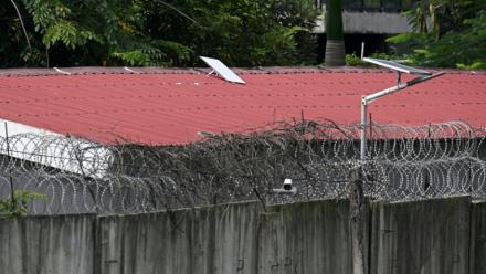 Ce qui semble être une antenne parabolique Starlink sur le toit d'un bâtiment du complexe KK Park, en Birmanie, le 17 septembre 2025