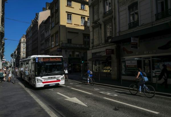 La rue Grenette à Lyon, le 23 juin 2026, fermée à la circulation depuis 2025 par l'ancienne municipalité écologiste, et que la nouvelle municipalité a décidé de rouvrir aux voitures  
